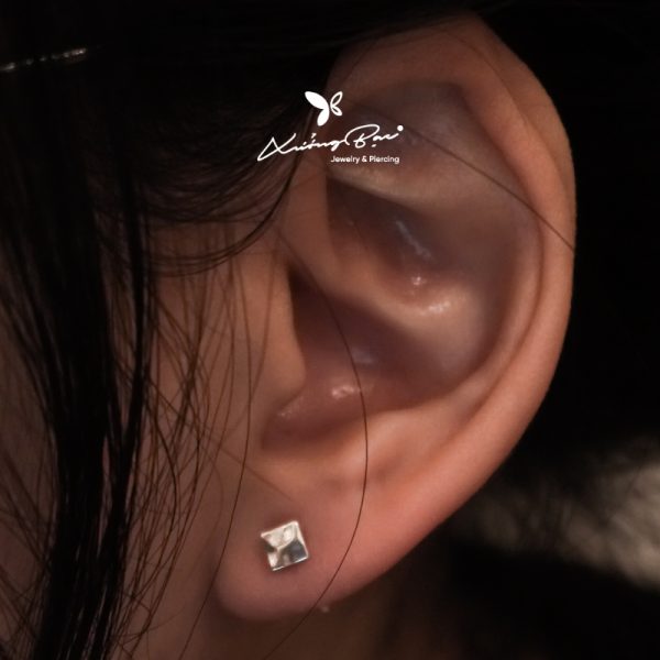 Khuyên nụ bạc 925, họa tiết hình vuông đơn gỉan, chốt cánh bướm KNBS6.55 - Hình ảnh 4