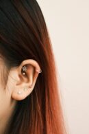 Khuyên tai bạc 925, họa tiết hình hoa daisy đá cong, chốt vặn bi KCVC2.100