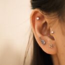 Khuyên tai bạc 925, khuyên nụ thiết kế hình đàn ghita, chốt cánh bướm KNH9.65