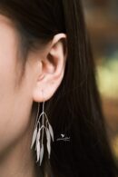 Khuyên bạc 925 thiết kế dáng dài, họa tiết hình lá màu bạc KDD2.370