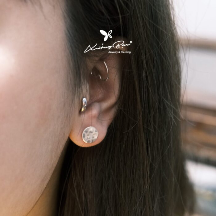 Khuyên bạc 925, khuyên nụ thiết kế hình tròn họa tiết, chốt cánh bướm KNH9.80 - Hình ảnh 3