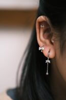 Khuyên tai bạc 925 thiết kế vòng, họa tiết nơ đá KVND145