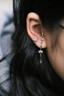 Khuyên tai bạc 925 thiết kế vòng, họa tiết bướm bi rơi KVBBR190