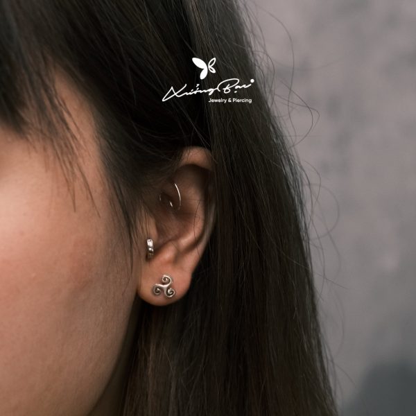 Khuyên nụ bạc 925, họa tiết hình tiết lốc xoáy, chốt cánh bướm KNT22.75 - Hình ảnh 3