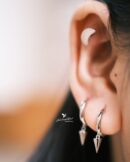 Khuyên tai bạc 925 thiết kế vòng, họa tiết hai màu KV2M165