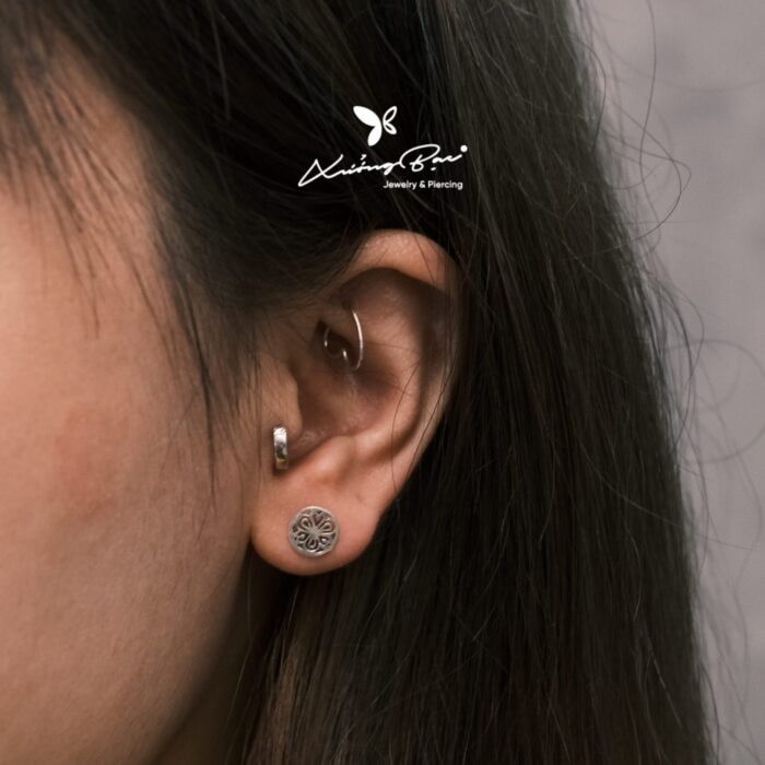 Khuyên tai bạc 925, họa tiết hoa ở trong hình tròn, chốt cánh bướm KNT20.85 - Hình ảnh 3