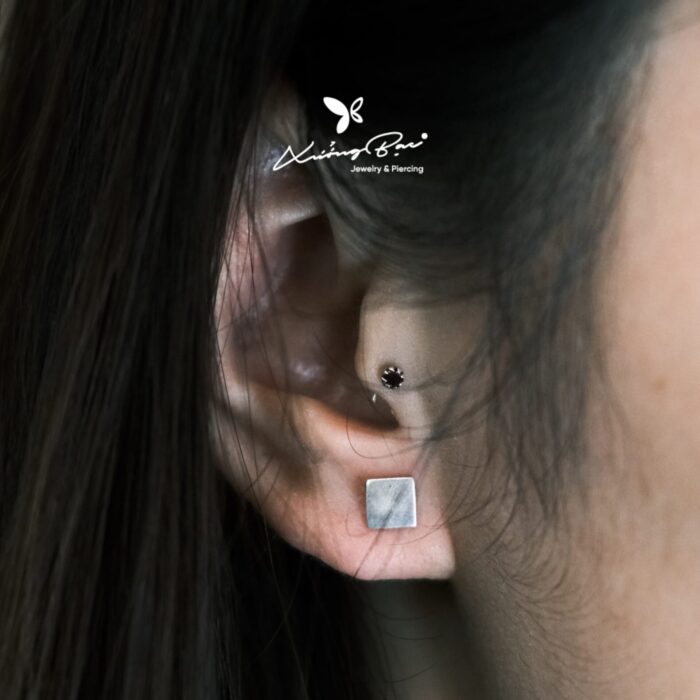Khuyên bạc 925, thiết kế hình vuông trơn, chốt cánh bướm KNH12.70 - Hình ảnh 3